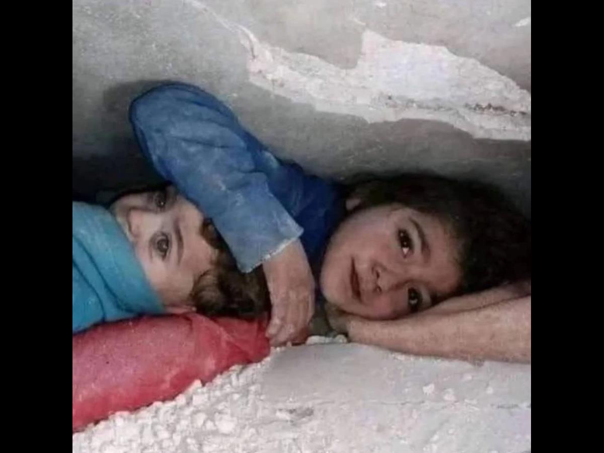 ببینید | ویدیویی پربازدید از لبخند دختربچه سوری در لحظه نجات از زیر آوار پس از ۴۰ ساعت